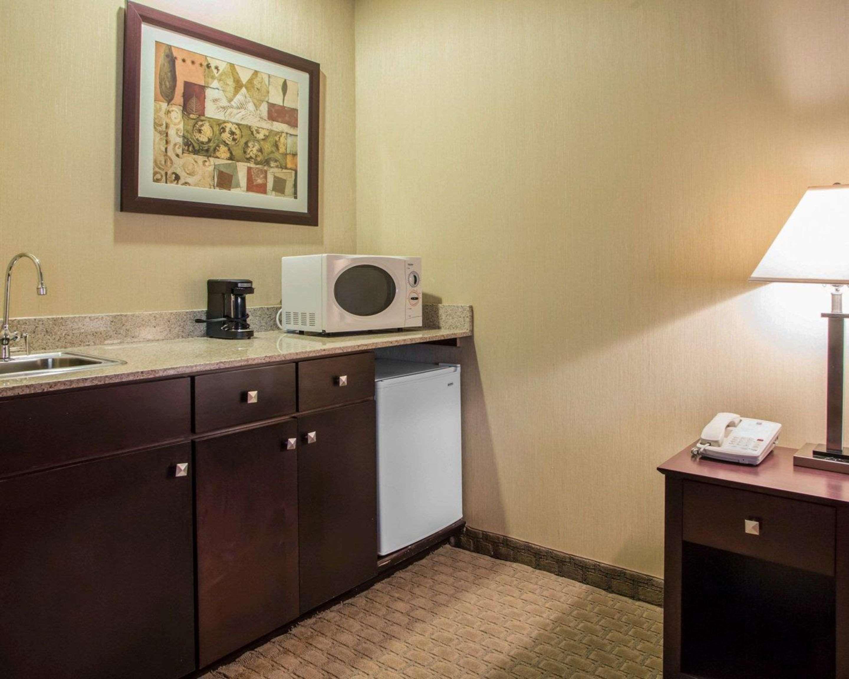 Americinn By Wyndham Marshfield Bagian luar foto