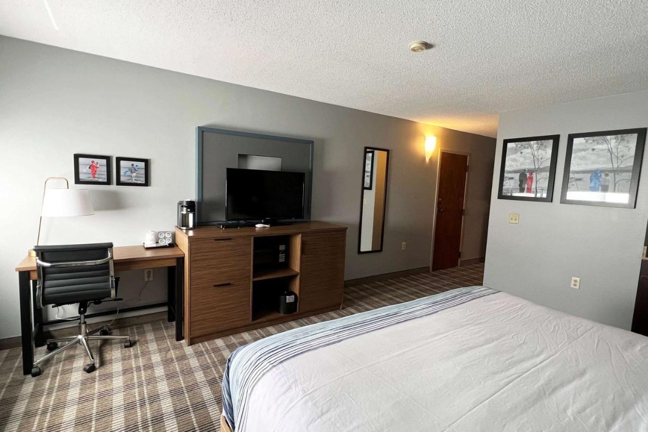 Americinn By Wyndham Marshfield Bagian luar foto